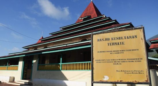 Pemkot Ternate Alihkan Salat Iduladha ke Masjid Kesultanan