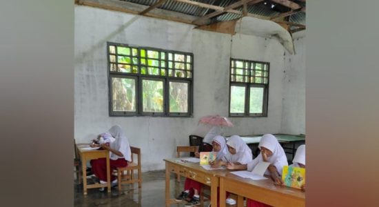 Miris! SD di Halmahera Utara Bocor, Tapi Semangat Belajar Anak Tak Pernah Padam