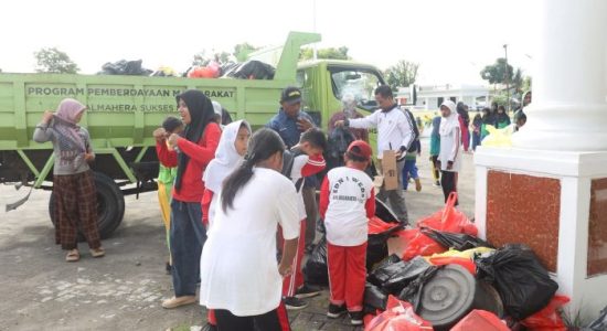 Wabup Halmahera Tengah Bersama Guru Gelar Senam dan Kumpul Sampah