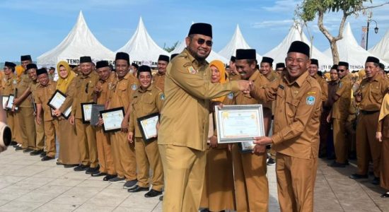 Pemda Halmahera Selatan Serahkan Penghargaan kepada Puluhan ASN Paling Disiplin