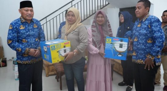 Wagub Sarbin Salurkan Bantuan Alat Usaha untuk Dorong 17 UKM Naik Kelas