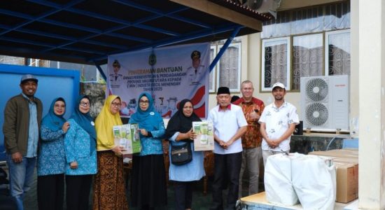 Serahkan Ratusan Paket Bantuan IKM, Wagub Sarbin Minta Dimanfaatkan Maksimal