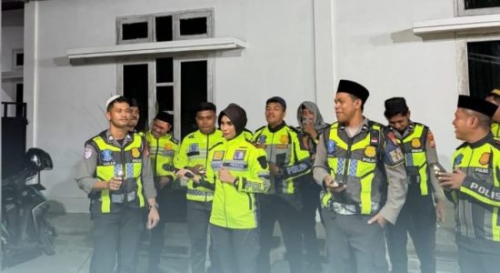 Gendang Sahur Keliling, Satlantas Polres Halmahera Tengah Pererat Kedekatan dengan Warga