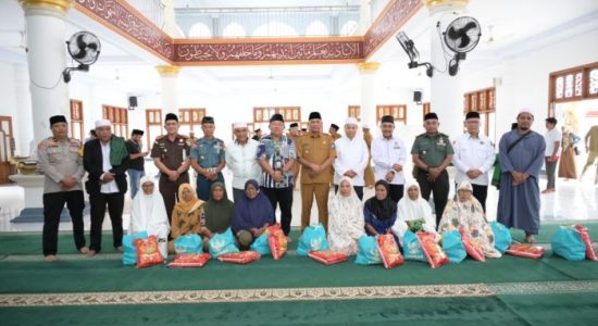 Wawali dan Sekda Ternate Kompak di Safari Ramadan Perdana, Serahkan Bansos ke Warga