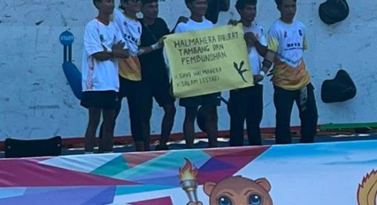 Atlet Panjat Tebing Bentangkan Poster Protes Tambang di Porprov Maluku Utara