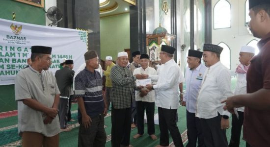 Wali Kota Ternate Serahkan Bantuan ZIS untuk Ratusan Imam dan Badan Syara’