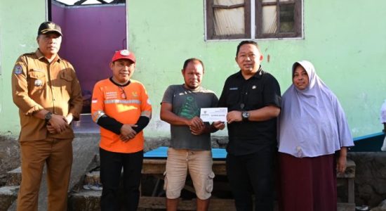 Sekda Ternate Salurkan Bantuan untuk Warga Tabam Terdampak Angin Kencang
