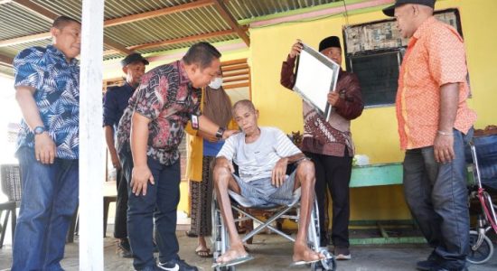 Program Ternate Sehat Berjalan, Warga Kampung Pisang Terima Bantuan Kursi Roda