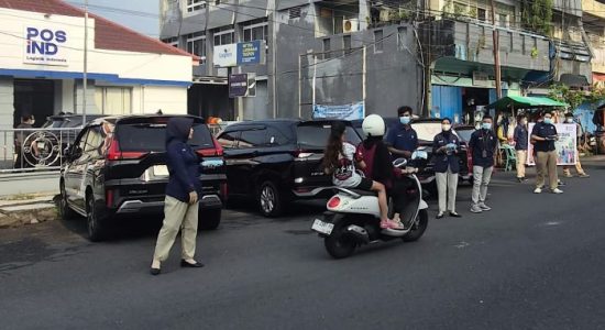 Peduli Kesehatan Warga, Pos Indonesia Ternate Turun Bagikan Masker