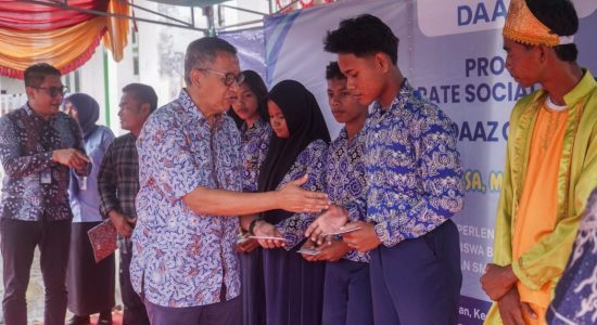 PT Daaz Bara Lestari Tbk Salurkan Ratusan Paket Sekolah dan Beasiswa di Halmahera Tengah