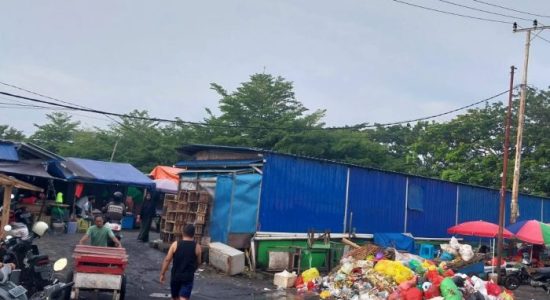 Hampir Tiap Hari Sampah Menumpuk di Kawasan Pasar Higienis, Ternate