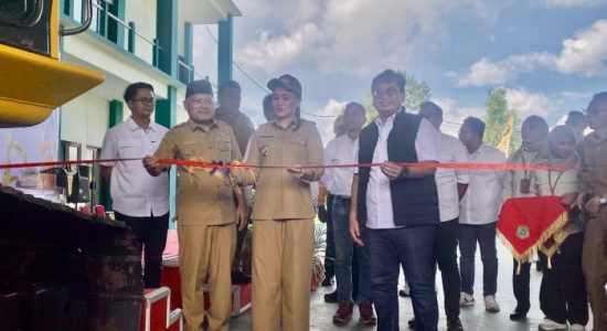 Dukung SDM Lokal, United Tractors Hibahkan Ekskavator Komatsu ke Maluku Utara