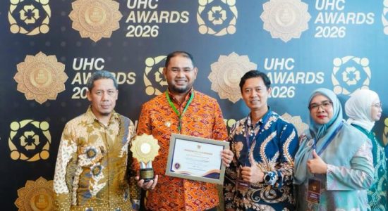 Komitmen Kesehatan Warga, Pemkab Halmahera Selatan Terima Penghargaan UHC