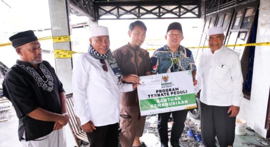 Sekda Ternate dan Baznas Serahkan Bantuan untuk Korban Kebakaran Kampung Pisang