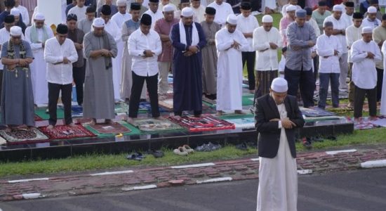 Salat Idulfitri di Kantor Wali Kota Tidore Berlangsung Khidmat, Warga Tumpah Ruah