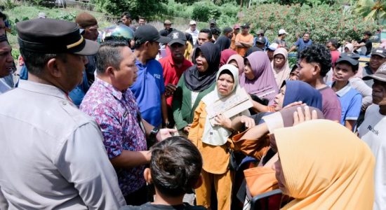 Warga Blokade Jalan Ternate Barat, Sekda Rizal Turun Bawa Solusi