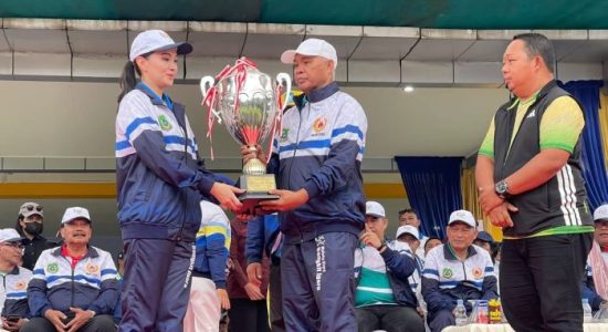 Wawali Ternate Serahkan Trofi Porprov ke Gubernur Sherly, Incar Juara Umum Lagi