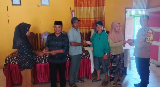 Pemdes Mangon Sula Cairkan BLT untuk Puluhan Keluarga Penerima Manfaat