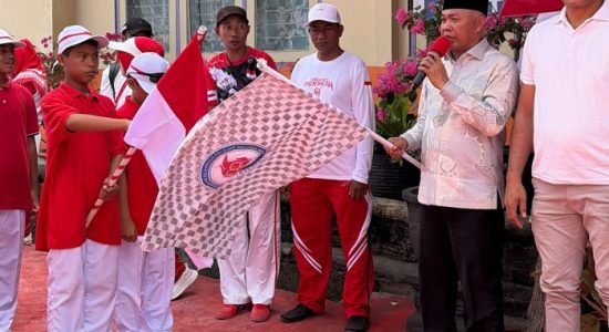 Wawali Nasri Lepas Gerak Jalan SMPN 4 Ternate, Semarakkan HUT ke-81 RI