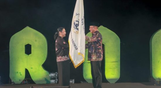 Pataka JKPI dari Ternate ke Bandung, Alm Haji Bur Dianugerahi Maestro Legend