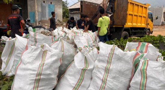 Kolaborasi PakaTiva, Estuaria dan Komunitas di Ternate Berhasil Kumpulkan Puluhan Karung Sampah