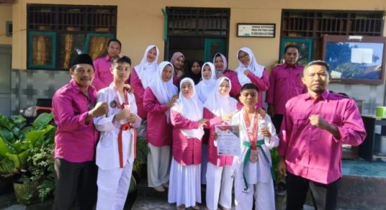 Dua Siswa MTsS Durian Sabet Medali di Kejuaraan Taekwondo Internasional