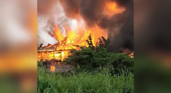 Breaking News: Kebakaran Hebat Hanguskan Puluhan Kamar Kos dan Warung Makan di Halmahera Tengah