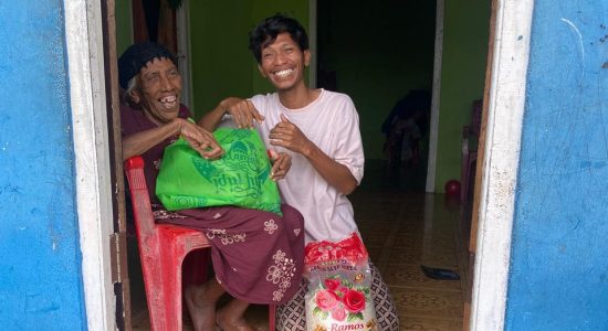 Politisi PKB Sula Bagikan 200 Paket Lebaran untuk Janda dan Anak Yatim