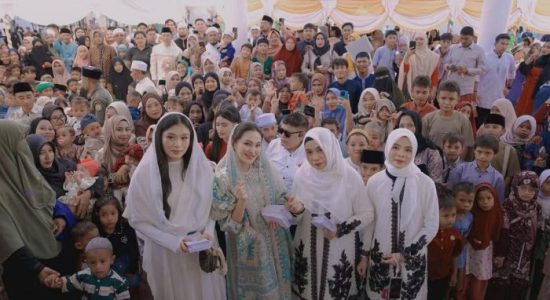 Bawa Putrinya Berbaur di Lebaran Idulfitri, Gubernur Sherly: Silaturahmi Itu Menyambung Hati