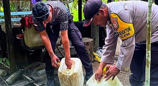 Bongkar Produksi Miras, Polisi Halmahera Tengah Musnahkan Ratusan Liter Cap Tikus