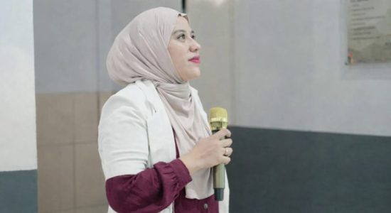 Di antara Seragam Kerja dan Pelukan Anak