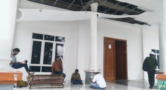 Plafon Teras Aula Kantor Bupati Halmahera Selatan Ambruk, Disperkim Bergerak Cepat