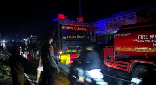 Kebakaran di Fitu Ternate, Polres dan Damkar Bergerak Cepat Selamatkan Warga