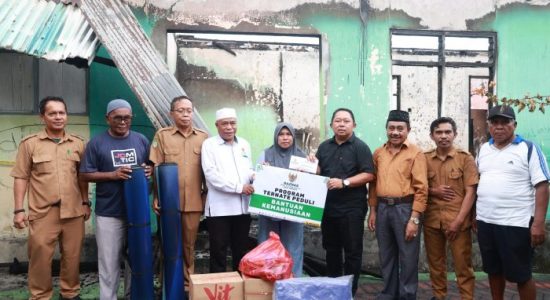 Sekda Ternate Serahkan Bantuan Korban Banjir dan Kebakaran, Minta Respons Cepat Penanganan