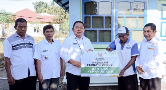 Sekda Ternate Serahkan Bantuan untuk Warga Terdampak Puting Beliung di Sulamadaha
