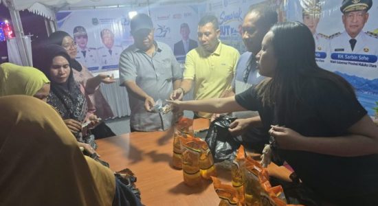 Minyakita Rp15.700 Laris Manis, Warga Serbu Stand Perindag hingga Tengah Malam
