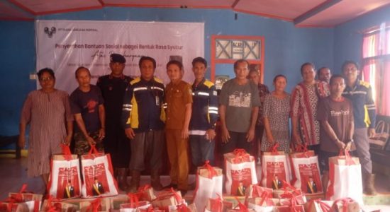 Warga Halmahera Timur Sambut Antusias Bantuan Paket Sembako PT WKM
