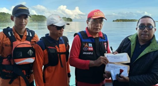 Pemprov Maluku Utara Serahkan Santunan Korban Meninggal Banjir Halmahera Barat