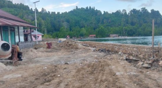 Warga Sidopo Halmahera Selatan Protes Pengambilan Batu Proyek Talud Gratis