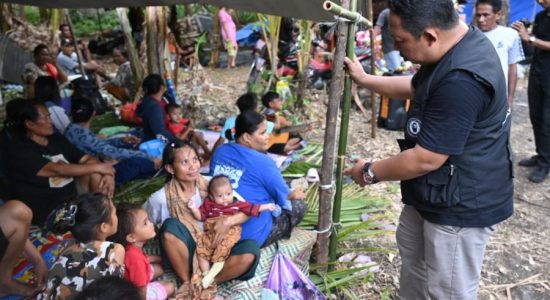 Sekda Ternate Langsung Pantau Dampak Gempa, Bantuan Mengalir ke Warga Batang Dua