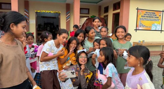 Polwan Polres Halmahera Tengah Turun Door to Door, Pulihkan Trauma Warga Sibenpopo