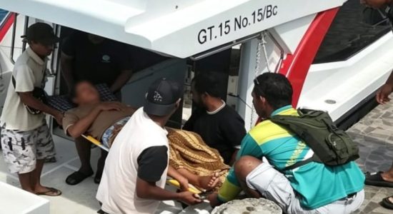 Ambulans Laut BAHIM Ternate Berhasil Evakuasi Lansia Kritis dari Batang Dua 