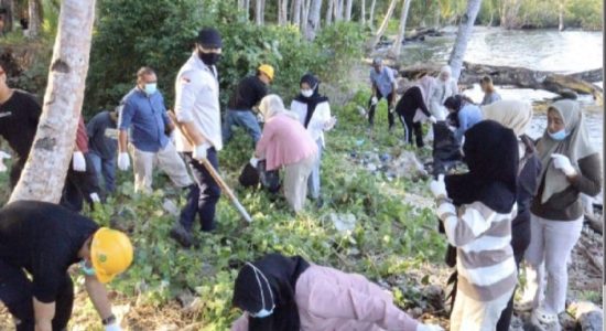 Jaga Pesisir Tetap Bersih, PT GMM dan Warga Kompak Bersihkan Pantai Halmahera Selatan