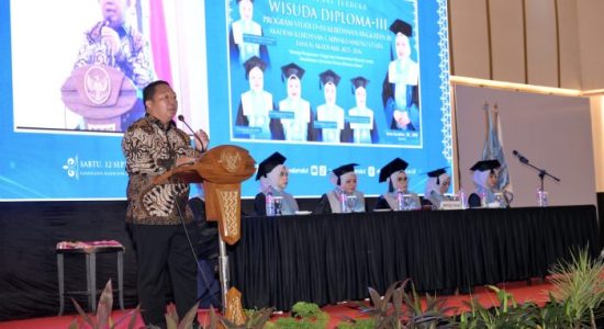 Wisuda Akbid Cahwala, Sekda Ternate Ajak Lulusan Jadi Tenaga Kesehatan Humanis