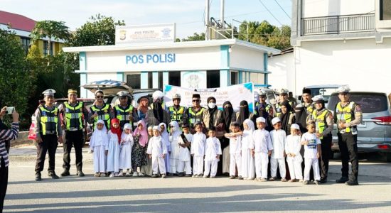 Satlantas Halmahera Tengah dan PAUD IT Wahdah Islamiyah Bagikan Ratusan Takjil