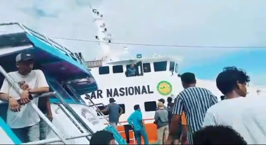 Update KMP Cahaya Arafah: Kapal Basarnas Dilempar, Warga Diminta Bersabar