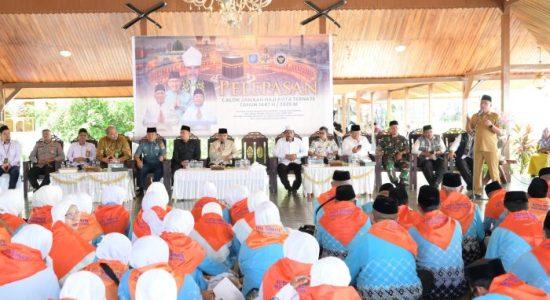 Wali Kota Ternate Lepas Ratusan JCH, Ingatkan Jaga Kesehatan dan Kekompakan