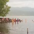 Abaikan Imbauan, Warga ‘Percaya’ Mandi di Air Panas Menangkal Corona