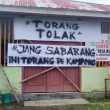 Tolak Pjs Kades, Warga di Halmahera Barat Palang Kantor Desa