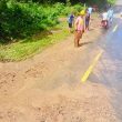 Warga di Sula Antusias Bersihkan Jalan Usai Tergenang Banjir